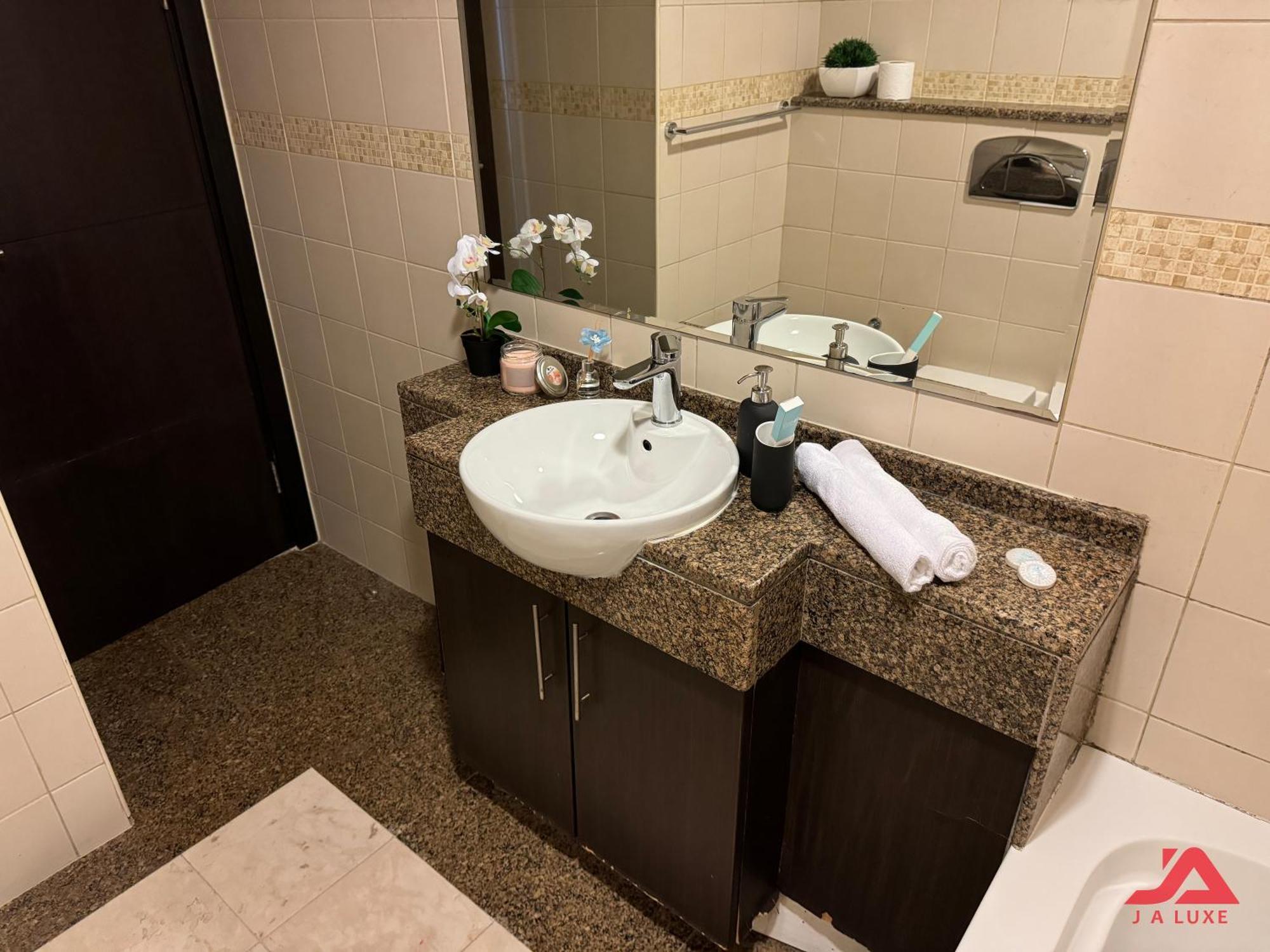 Cozy Marina & Sea View Apt In Bay Central Tower Dubai Marina With Modern Gym & Pool, Steps To Beach & Metro מראה חיצוני תמונה